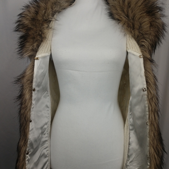 Guess sweater vest trimmed with faux fur - Picture 4 of 11